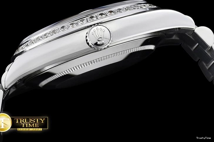 0210 RDD0207F – DayDate Compact 677